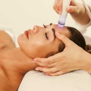Hydrafacial: What It Does (and Doesn’t) Do for Blackheads, Texture, and Glow