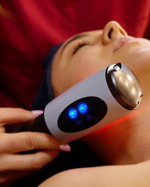 High-Tech Facials vs. Traditional Facials: What’s the Difference?