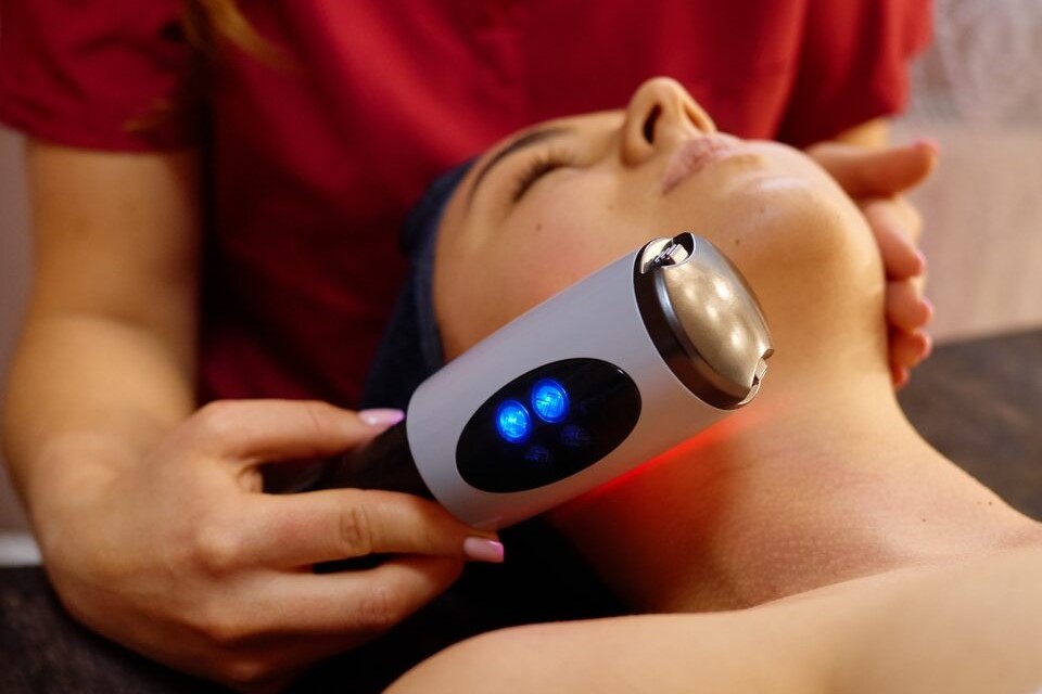 High-Tech Facials vs. Traditional Facials: What’s the Difference?